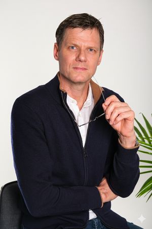 Portrait of Dr. med. Achim Gooss,
professional headshot